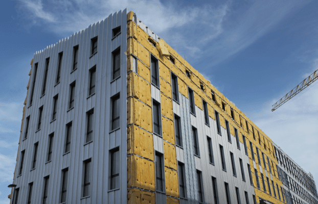 Quel est le coût de construction d’un bardage double peau pour un bâtiment industriel ?