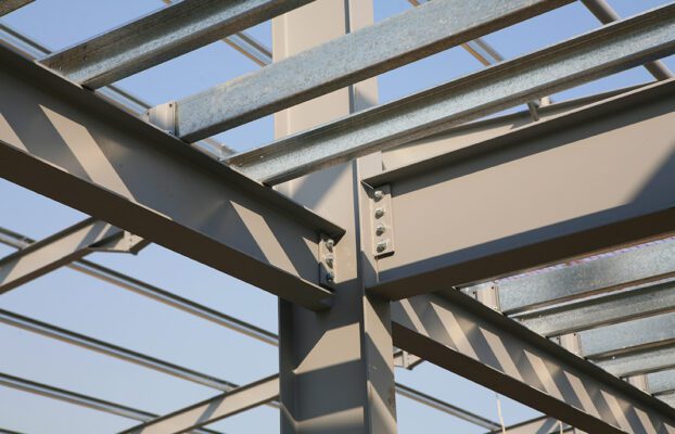 Mise à la terre des charpentes métalliques : pourquoi est-ce important pour votre bâtiment industriel ?