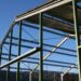 Hangar en kit monté sur un terrain constructible
